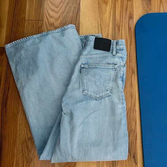 Levi’s high ride wide flare jeans!🌊 - Picture 4 of 4